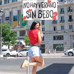 With the heat returns 'No summer without kiss 2'! Sandra V takes to the streets in search of guys to kiss.